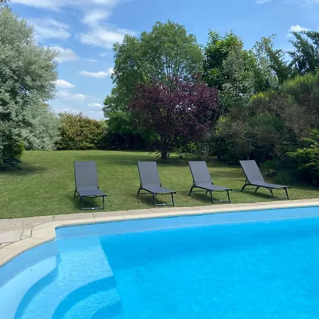 Jas De Location De Charme Avec Piscine 3* Berrias Et Casteljau