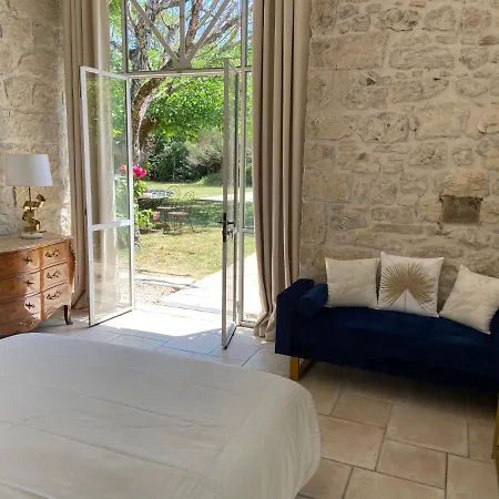 Jas De Location De Charme Avec Piscine Berrias Et Casteljau