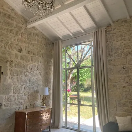 Panzió Jas De Location De Charme Avec Piscine